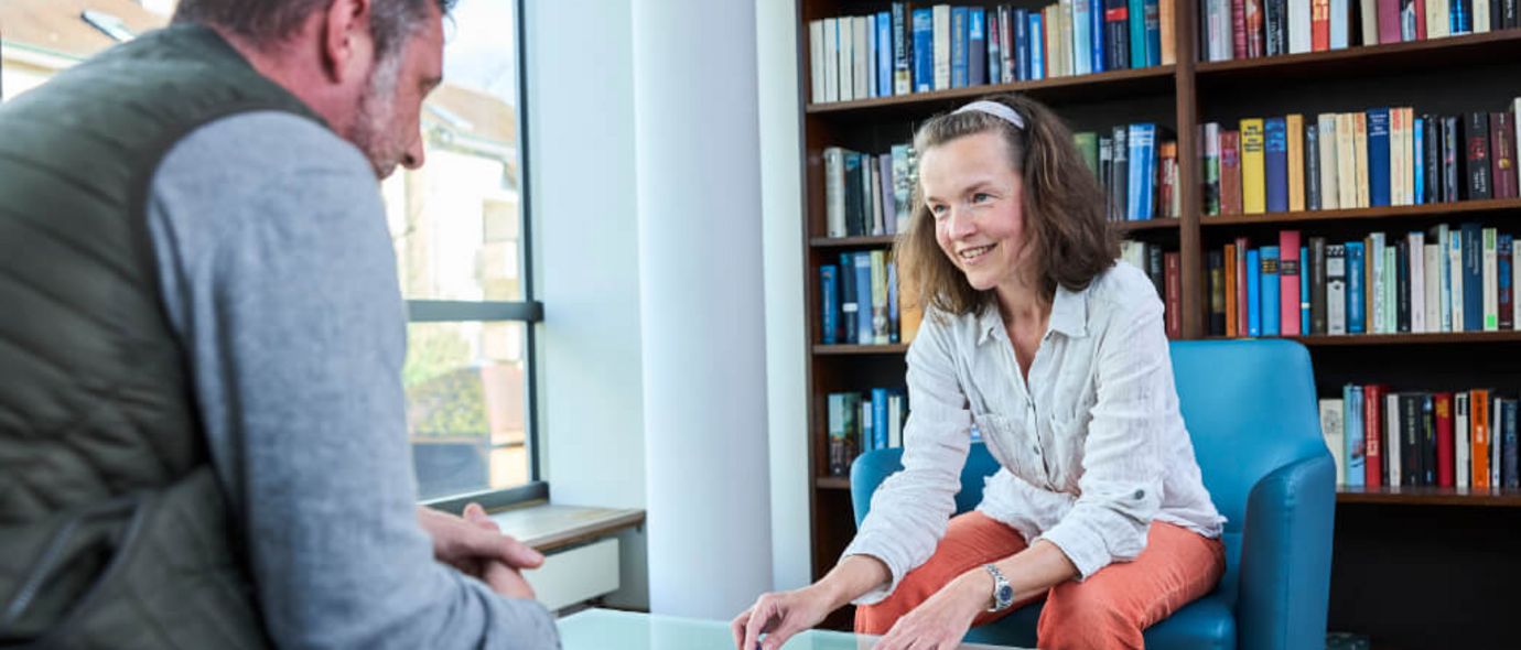 Eine Sozialarbeiterin berät einen Patienten