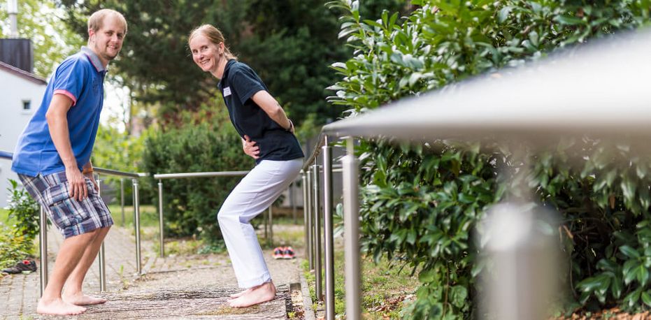 Patient lernt beim Terraintraining