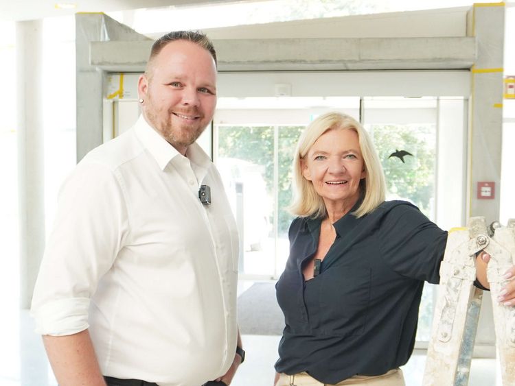 Heidi Bäumgen und Stefan Schmidt in der Fachklinik Breisach während der Renovierung
