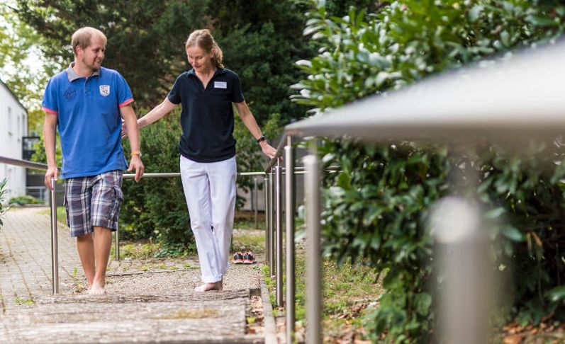 Patient lernt beim Terraintraining