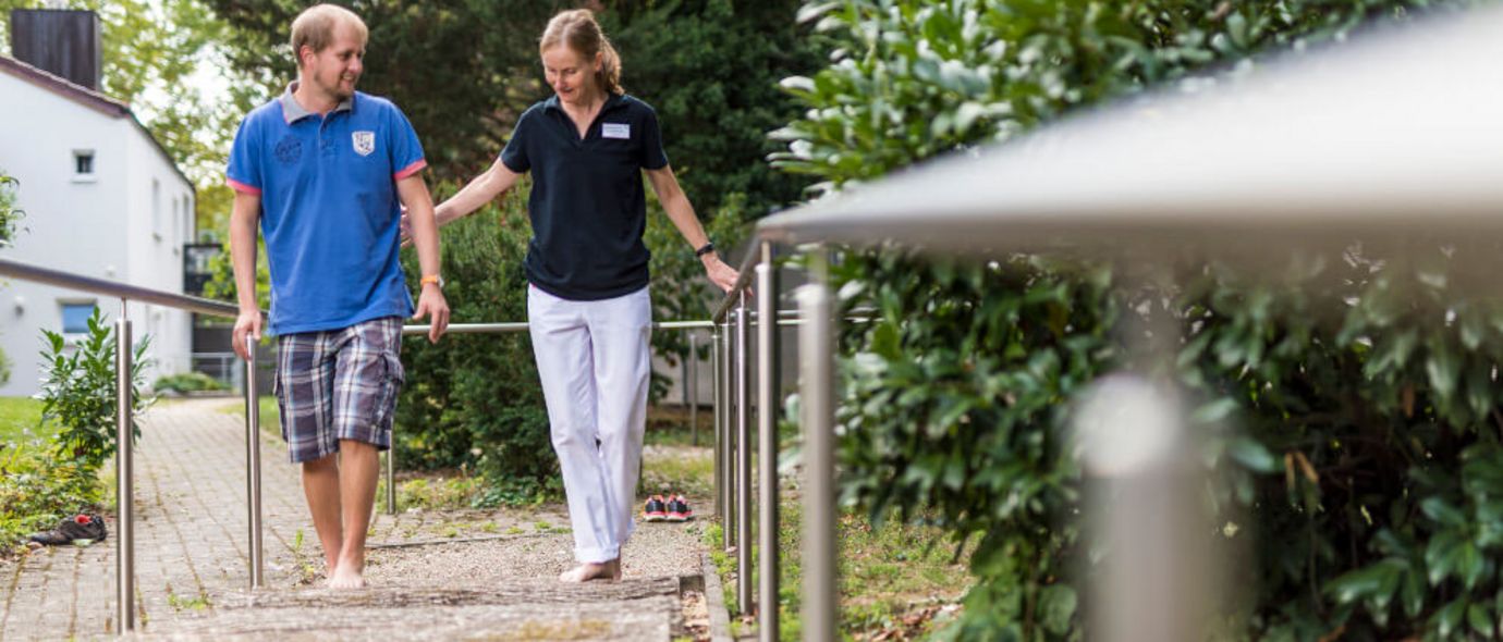 Patient lernt beim Terraintraining