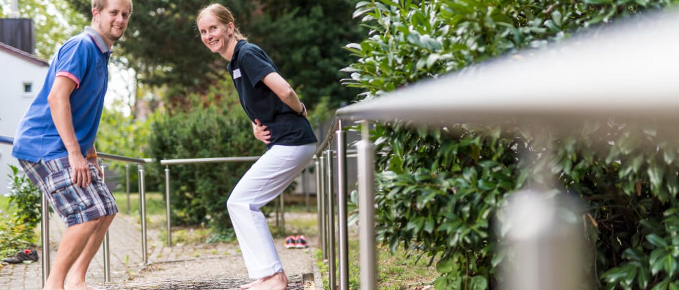Patient lernt beim Terraintraining