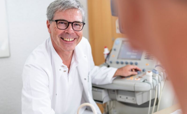 Arzt spricht mit Patienten
