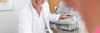 Arzt spricht mit Patienten