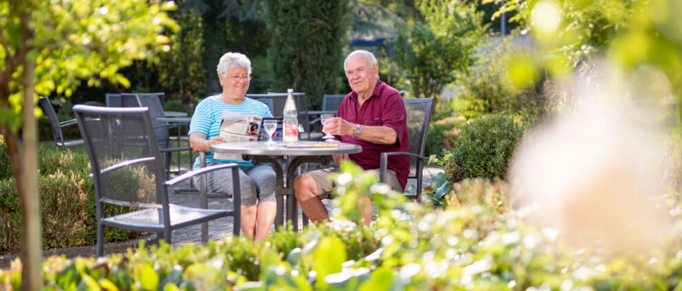 Patientin sitzen im Garten der Klinik und trinken Kaffee