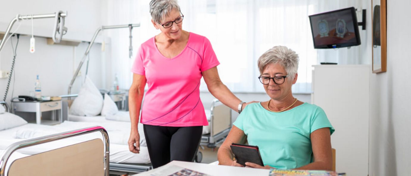Patientinnen unterhalten sich im Patientenzimmer