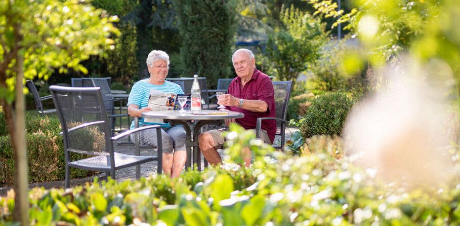 Patientin sitzen im Garten der Klinik und trinken Kaffee