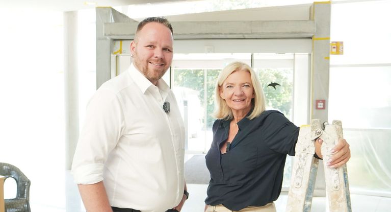 Heidi Bäumgen und Stefan Schmidt in der Fachklinik Breisach während der Renovierung