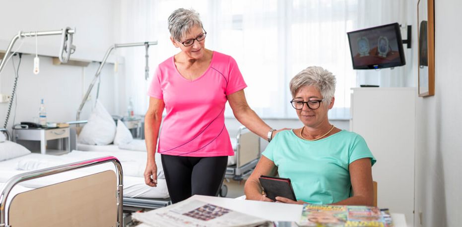 Patientinnen unterhalten sich im Patientenzimmer