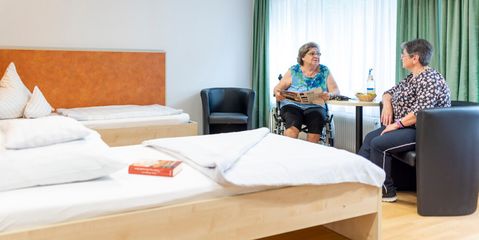 Patienten unterhalten sich in ihrem Zimmer