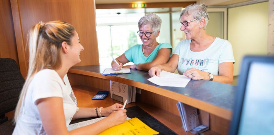 Patientinnen melden sich an der Rezeption an