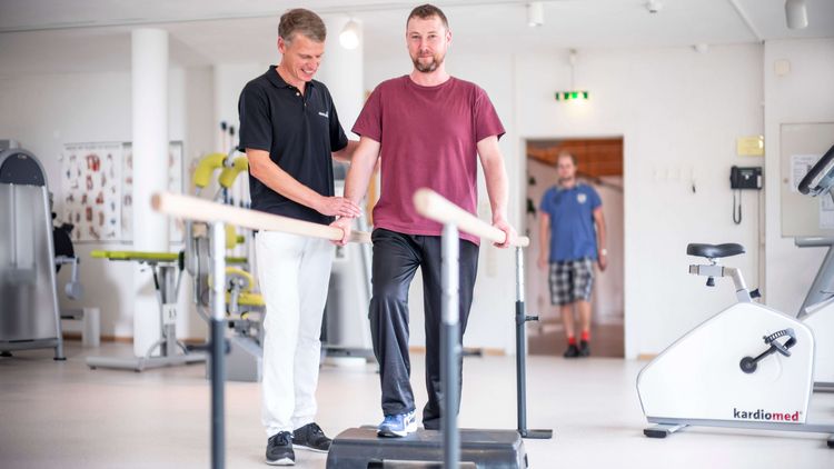 Patient lernt beim Gangtraining