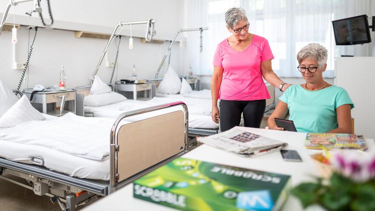 Patienten lesen Zeitschriften in ihrem Patientenzimmer