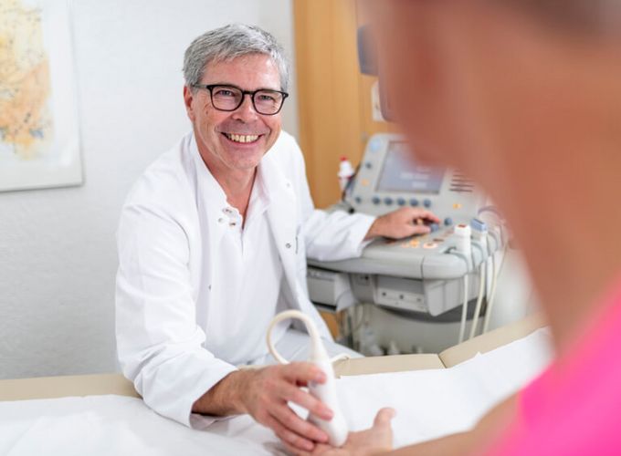 Arzt spricht mit Patienten
