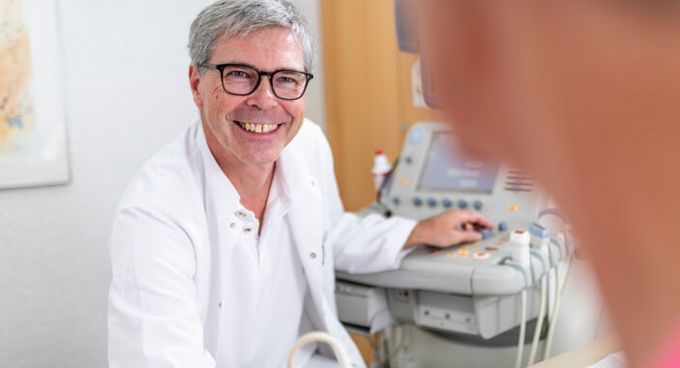 Arzt spricht mit Patienten